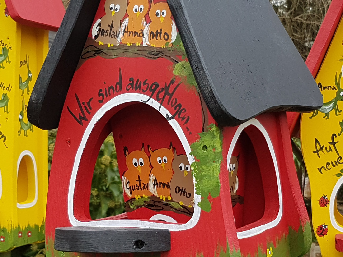 Futterhaus mit Silo - Futtervilla klein Eulen rot - personalisiert