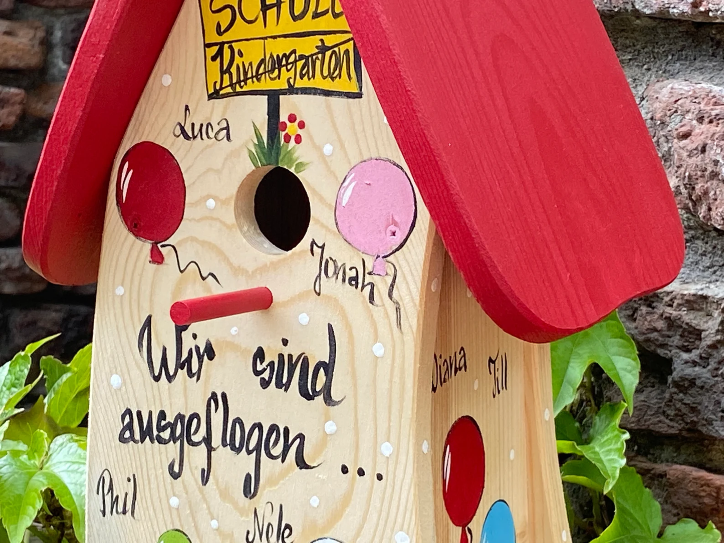 Nistkasten "Wir sind ausgeflogen" natur/rot- personalisiert
