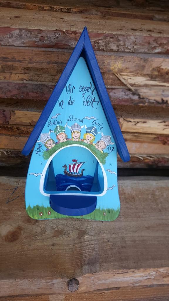 Futterhaus mit Silo - Futtervilla klein hellblau kleine Wikinger - personalisiert