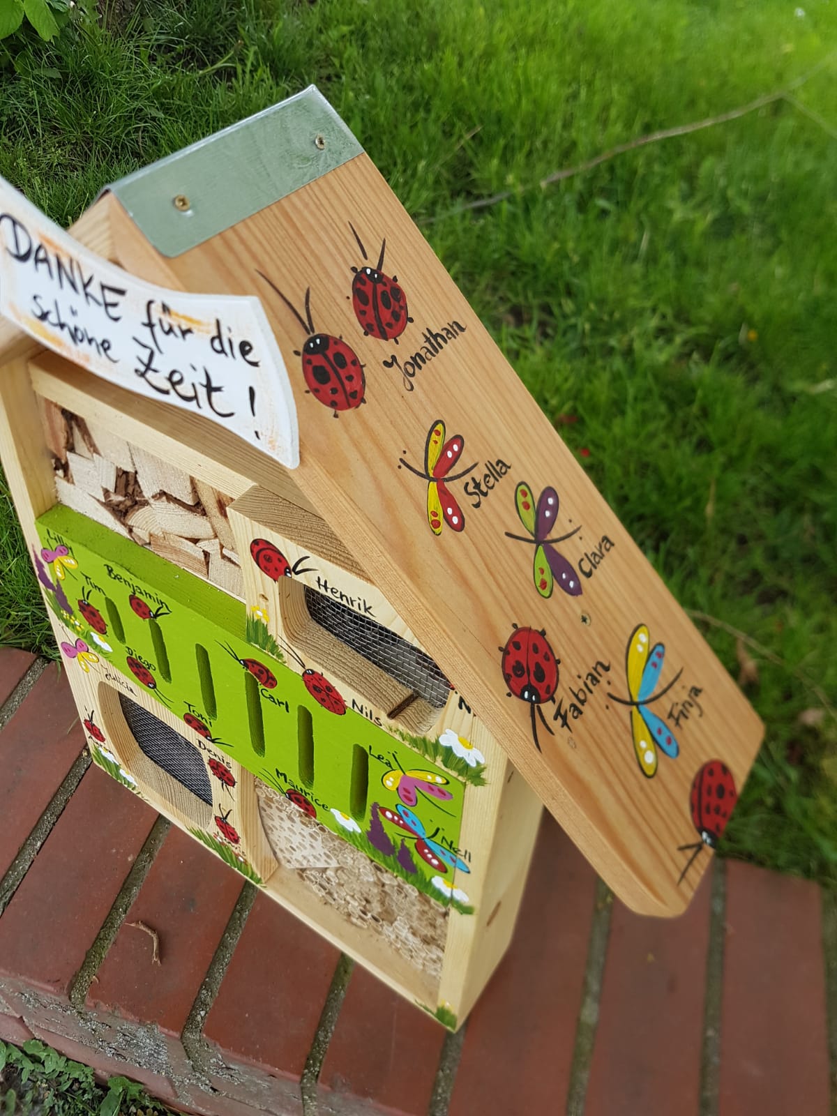 Insektenquartier kiwigrün mit Schmetterlingen und Marienkäfern - personalisiert