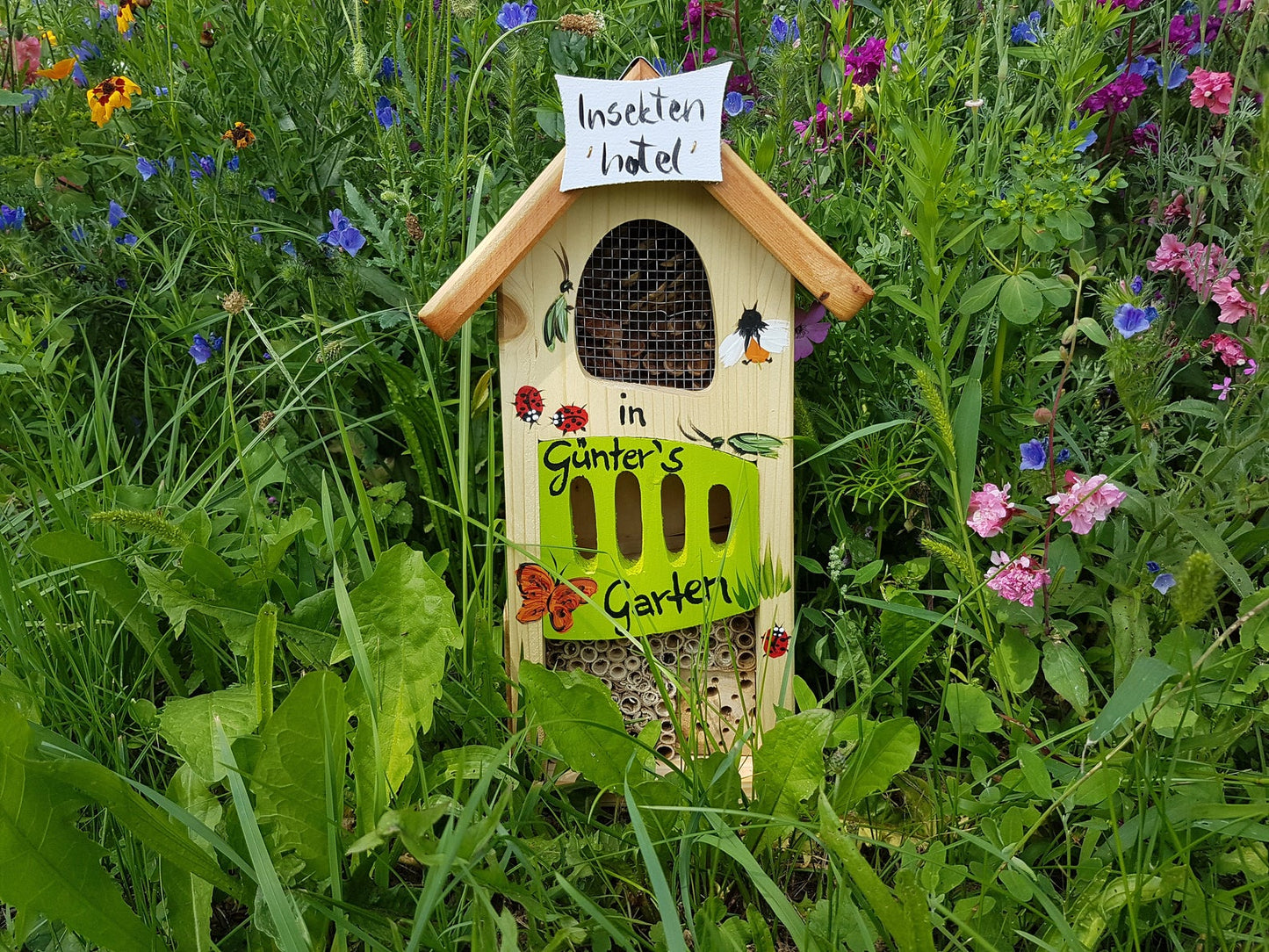 Insektenhotel klein kiwigrün personalisiert