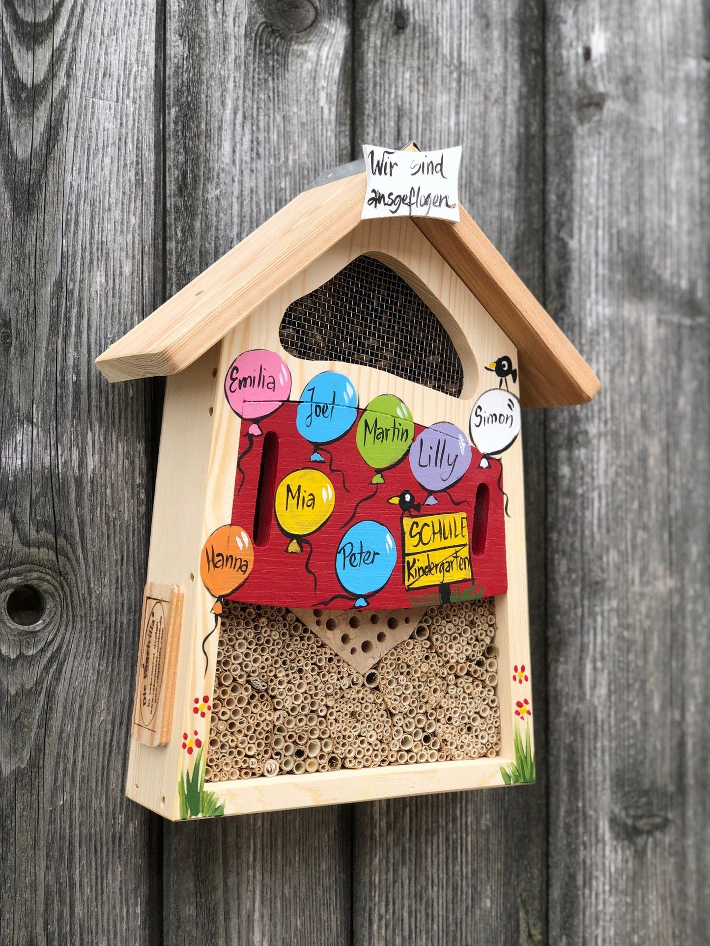 Insektenhaus "Insektenquartier klein rot mit Luftballons" personalisiert