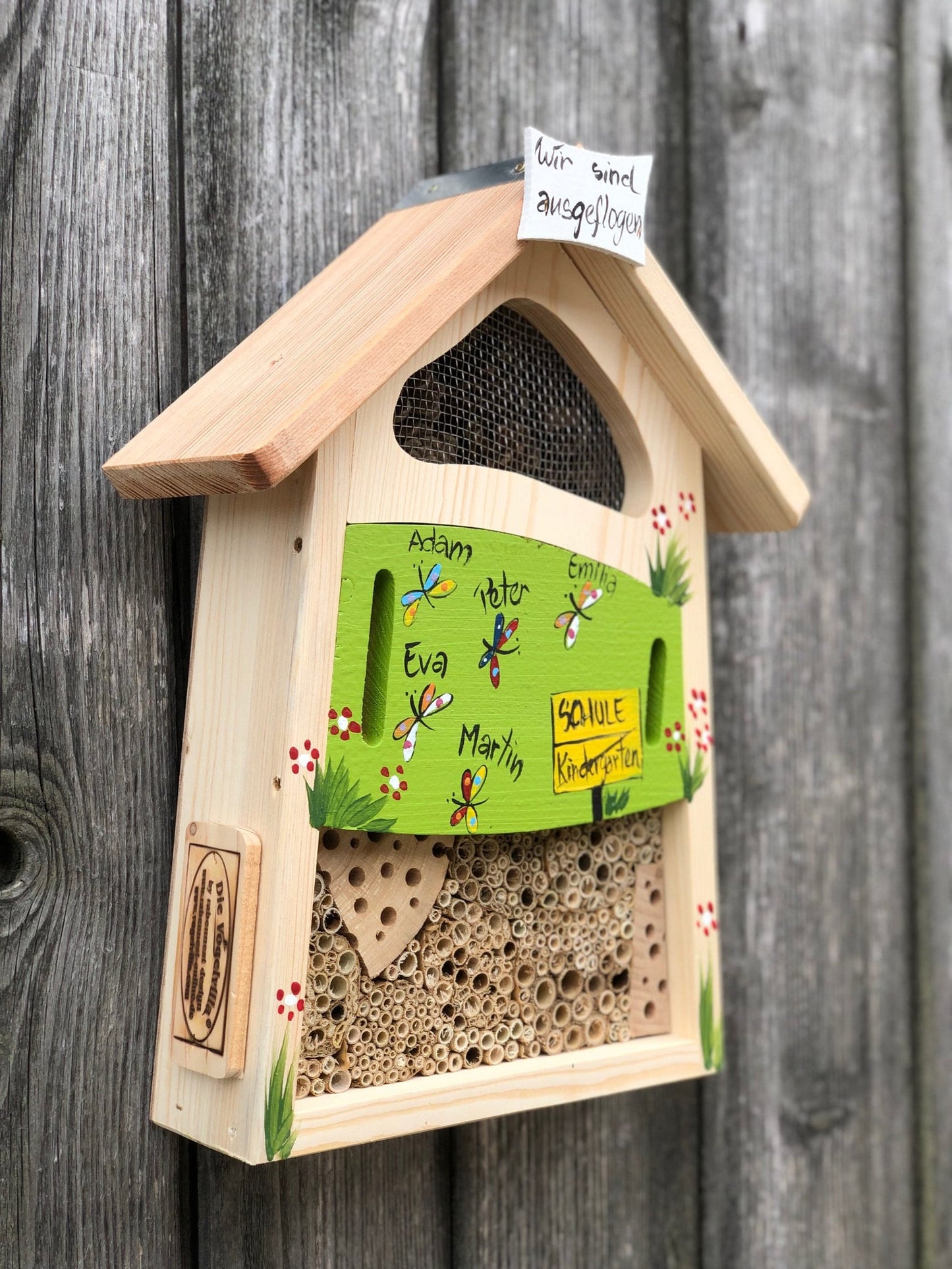 Insektenhaus "Insektenquartier klein kiwigrün mit Schmetterlingen" personalisiert