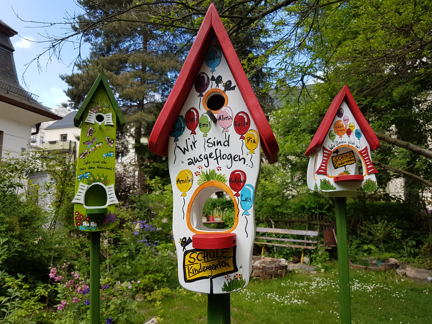 Abschiedsgeschenk Kindergarten kombiniertes Vogelhaus weiß mit Namen der Kinder in bunten Ballons