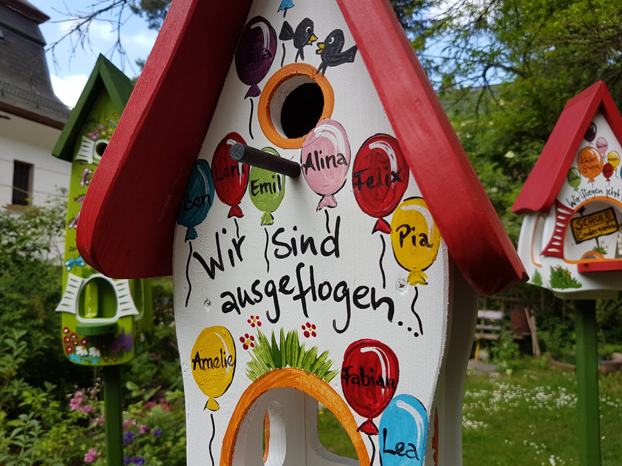 Abschiedsgeschenk Kindergarten kombiniertes Vogelhaus weiß mit Namen der Kinder in bunten Ballons