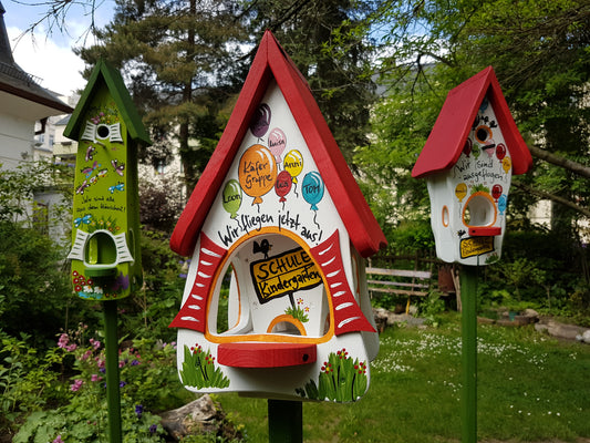 Kindergarten Abschied Geschenk - Vogelfutterhaus mit Silo & Namen + Stange zum Aufstellen