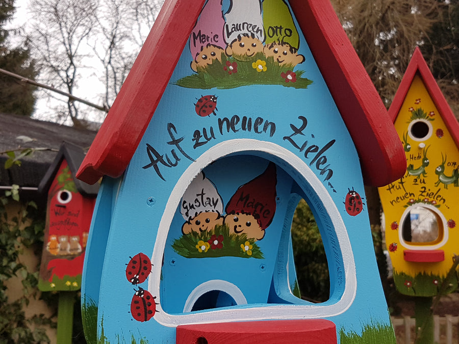 Kiga Abschiedsgeschenk - Vogelfutterhaus mit Silo, Zwergen & Namen + Stange zum Aufstellen
