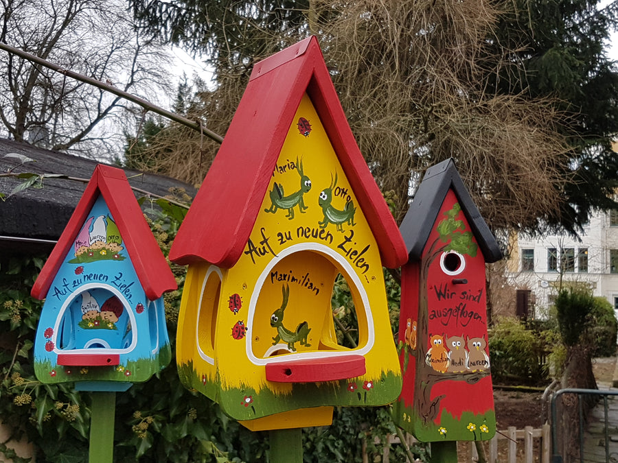 Abschiedsgeschenk Kindergarten - Vogelfutterhaus mit Silo, Grashüpfern & Namen + Stange zum Aufstellen