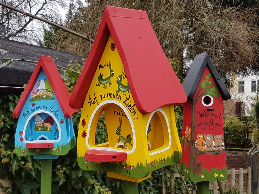 Abschiedsgeschenk Kindergarten - Vogelfutterhaus mit Silo, Grashüpfern & Namen + Stange zum Aufstellen