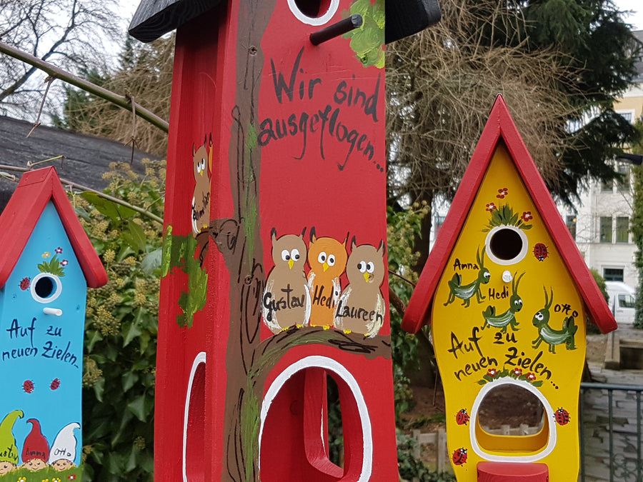 Kindergarten Abschiedsgeschenk kombiniertes Vogelhaus rot | Namen mit Eulen