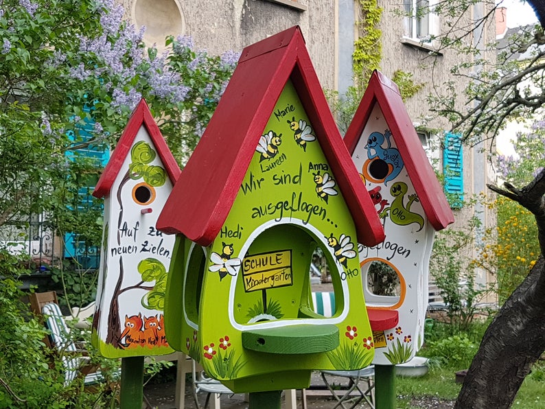 Abschiedsgeschenk Kindergarten - Vogelfutterhaus mit Silo, Bienen & Namen + Stange zum Aufstellen