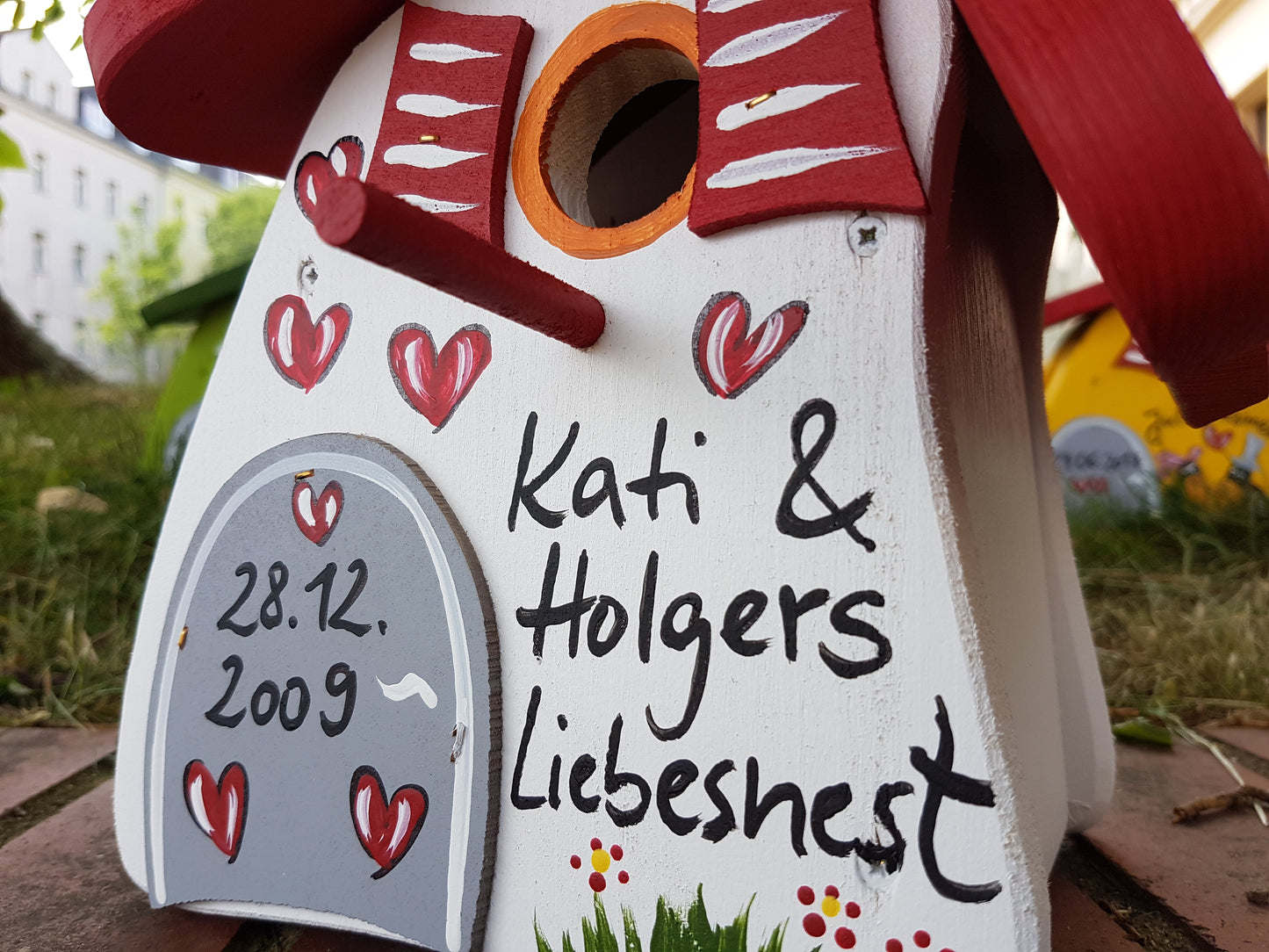 Nistkasten - Nistmini Liebesnest mit grauer Tür weiß - personalisiert