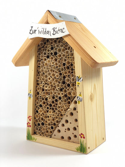 Bienenhotel klein mit Schild "Zur wilden Biene"