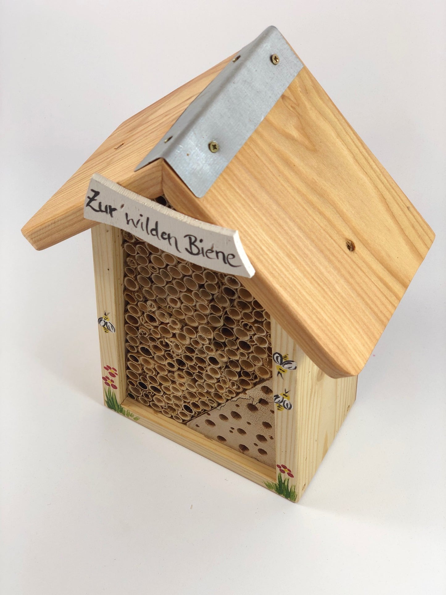 Bienenhotel klein mit Schild "Zur wilden Biene"
