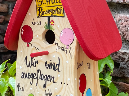 Nistkasten "Wir sind ausgeflogen" natur/rot- personalisiert