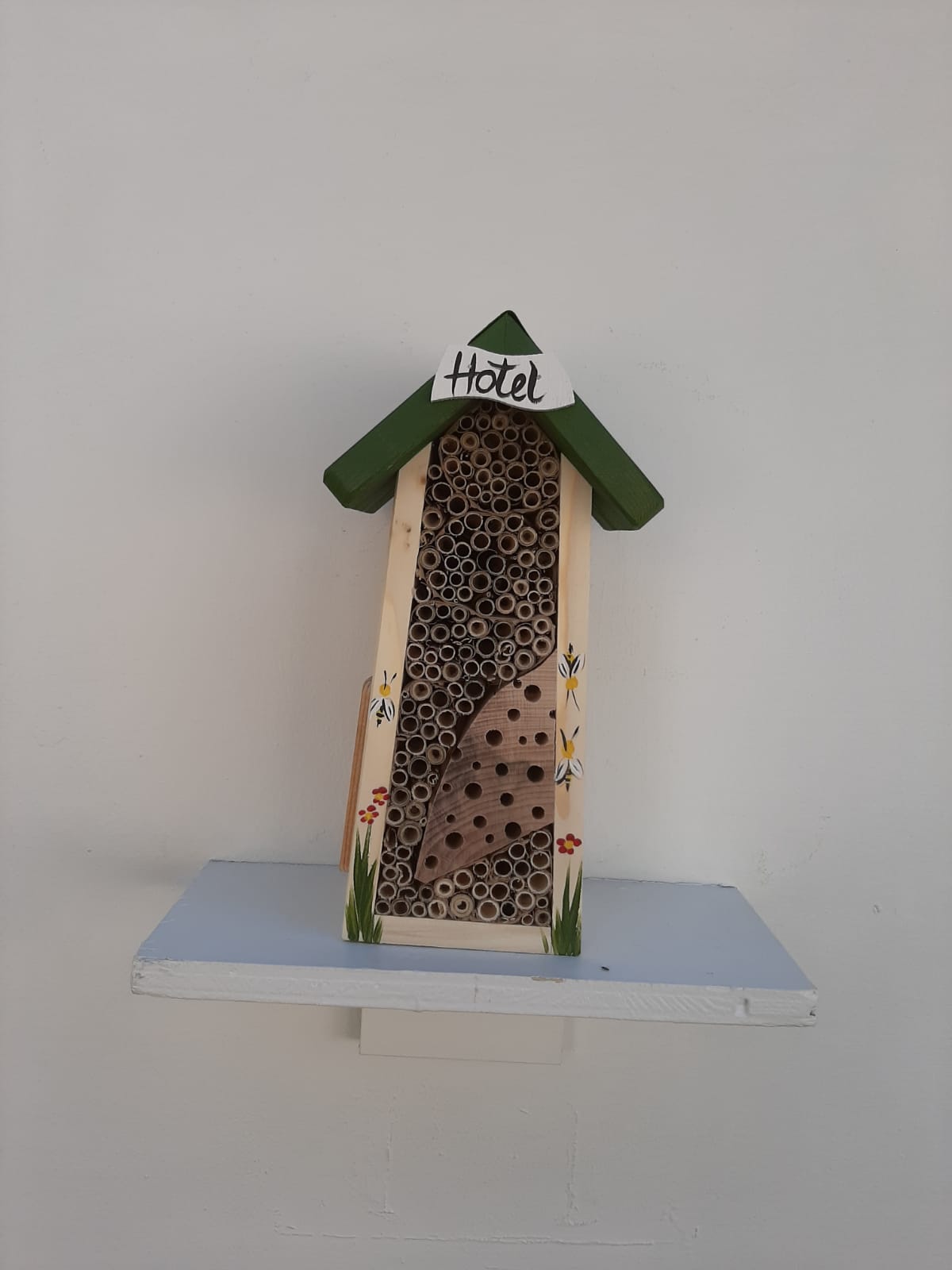 Bienenhotel mini mit Schild "Hotel" farbiges Dach