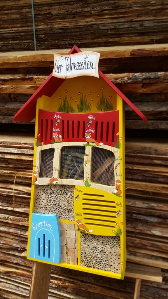 Insektenhotel Vier Jahreszeiten gelb mit Füchsen - personalisiert