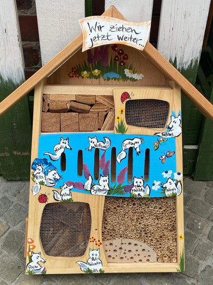 Insektenquartier hellblau mit Eisfüchsen - personalisiert