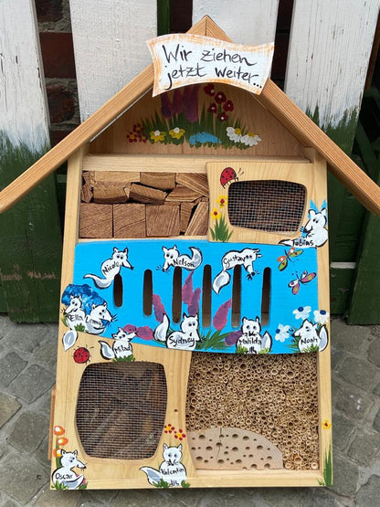 Insektenquartier hellblau mit Eisfüchsen - personalisiert