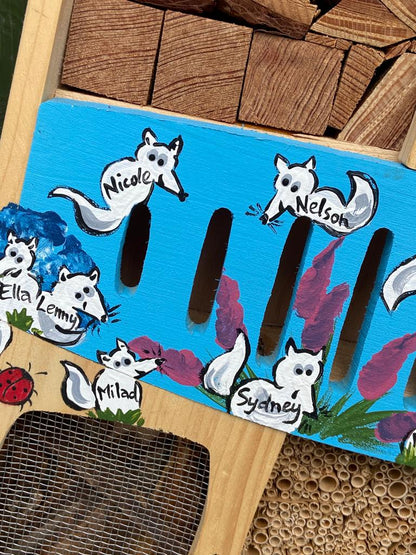 Insektenquartier hellblau mit Eisfüchsen - personalisiert