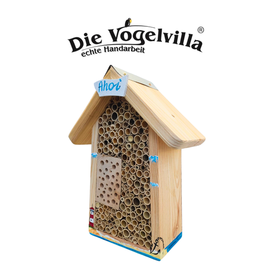 Petit hôtel à abeilles avec panneau « Ahoy »