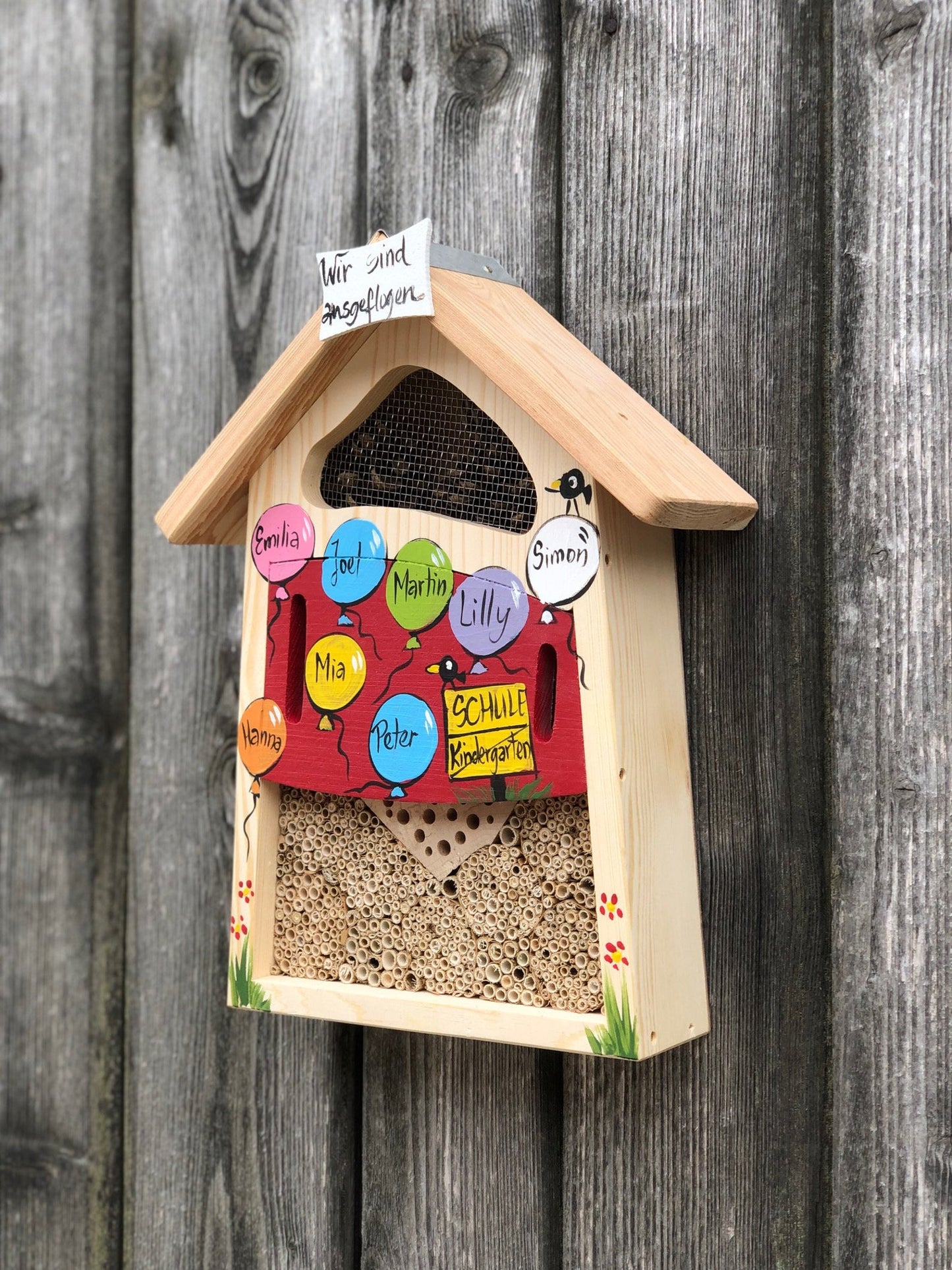 Insektenhaus "Insektenquartier klein rot mit Luftballons" personalisiert