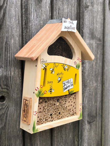 Insektenhaus "Insektenquartier klein gelb mit Bienen" personalisiert