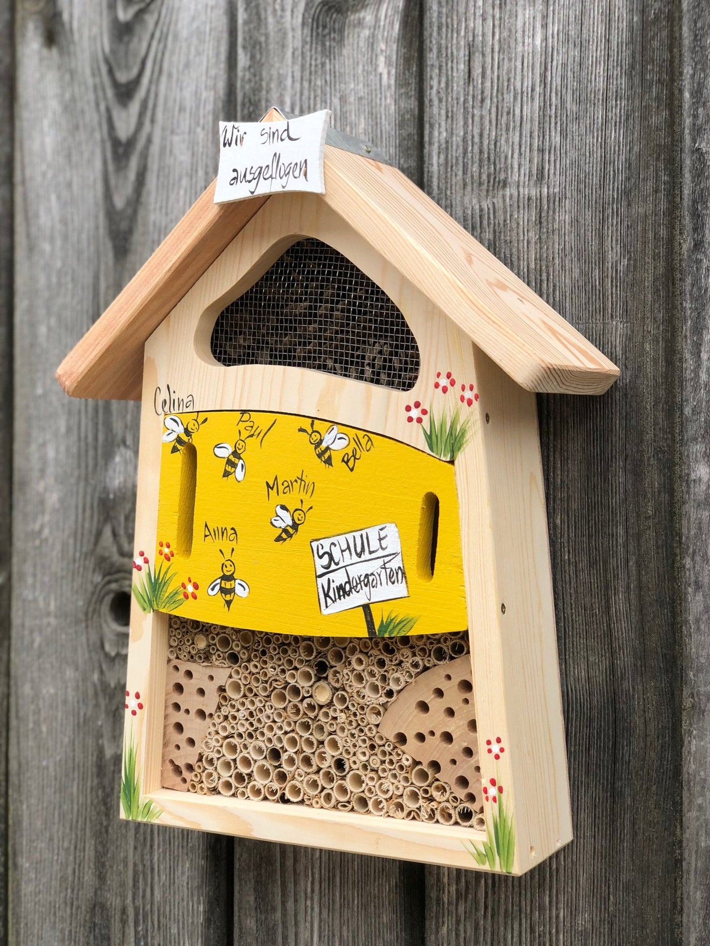 Insektenhaus "Insektenquartier klein gelb mit Bienen" personalisiert