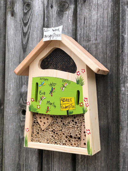 Insektenhaus "Insektenquartier klein kiwigrün mit Schmetterlingen" personalisiert