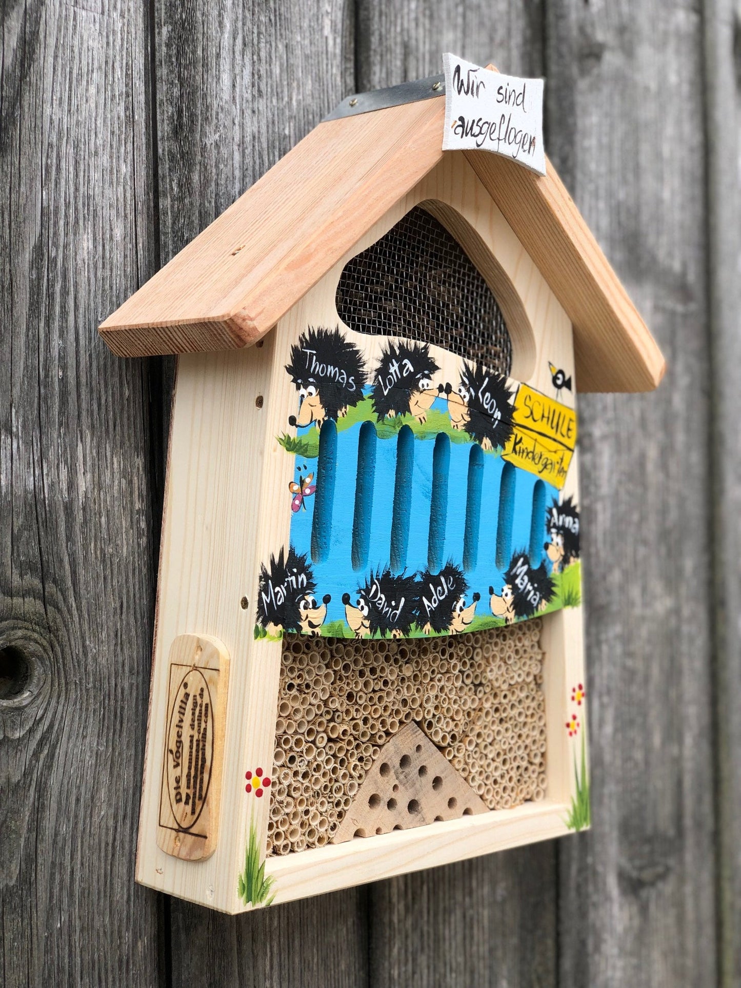 Insektenhaus "Insektenquartier klein hellblau mit Igeln" personalisiert