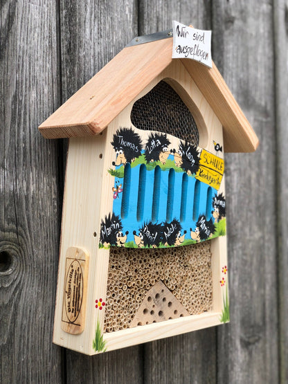 Insektenhaus "Insektenquartier klein hellblau mit Igeln" personalisiert