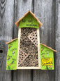 Bienenhotel groß mit Anbau kiwigrün mit Schmetterlingen personalisiert