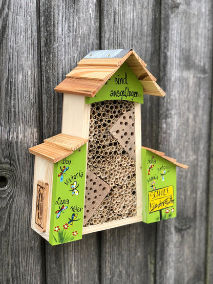 Bienenhotel groß mit Anbau kiwigrün mit Schmetterlingen personalisiert