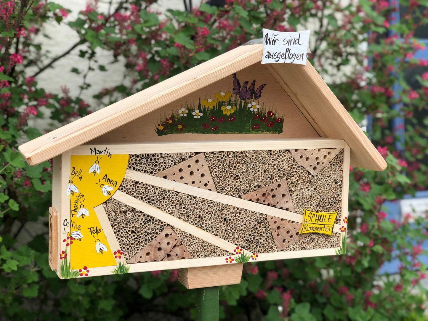 Bienenhotel "zur Sonne" gelb mit Bienen personalisiert stehend