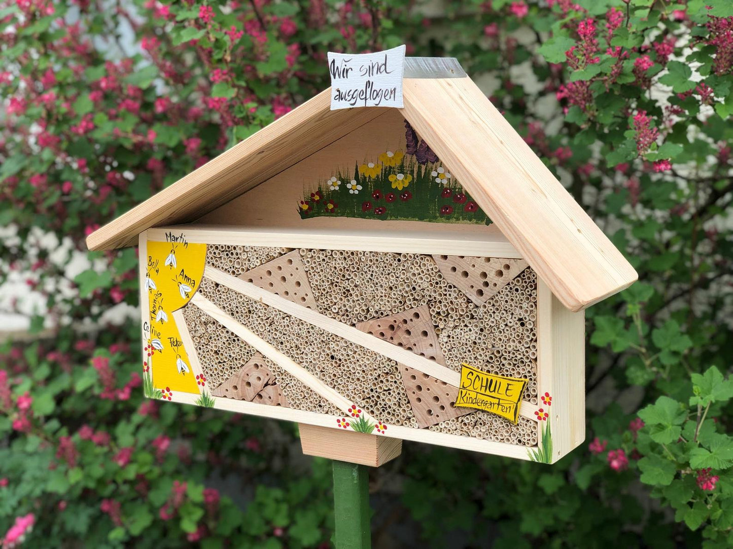 Bienenhotel "zur Sonne" gelb mit Bienen personalisiert stehend