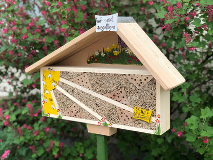 Bienenhotel "zur Sonne" gelb mit Bienen personalisiert stehend