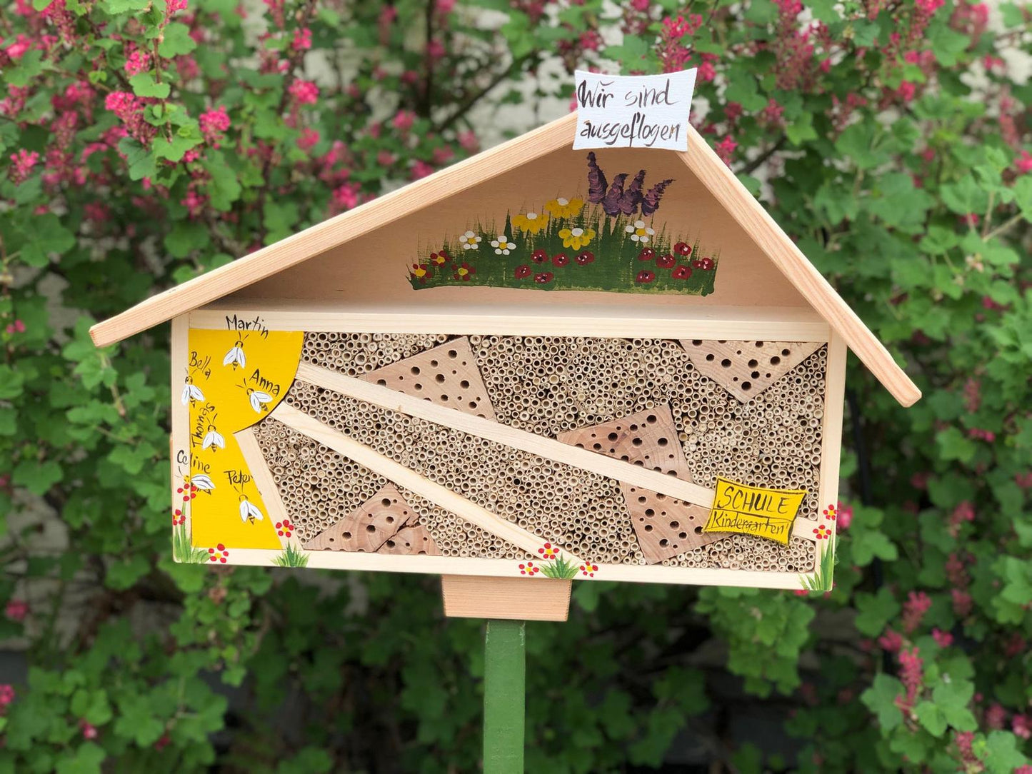 Bienenhotel "zur Sonne" gelb mit Bienen personalisiert stehend