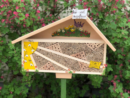 Bienenhotel "zur Sonne" gelb mit Bienen personalisiert stehend