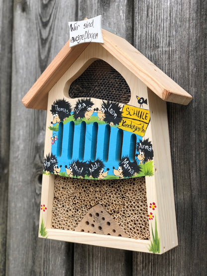 Insektenhaus "Insektenquartier klein hellblau mit Igeln" personalisiert