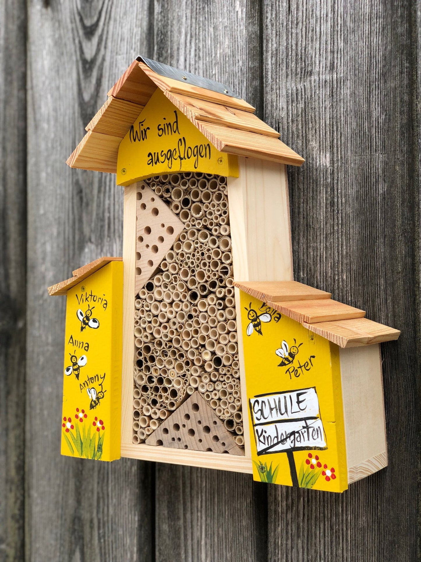 Bienenhotel groß mit Anbau gelb mit Bienen personalisiert
