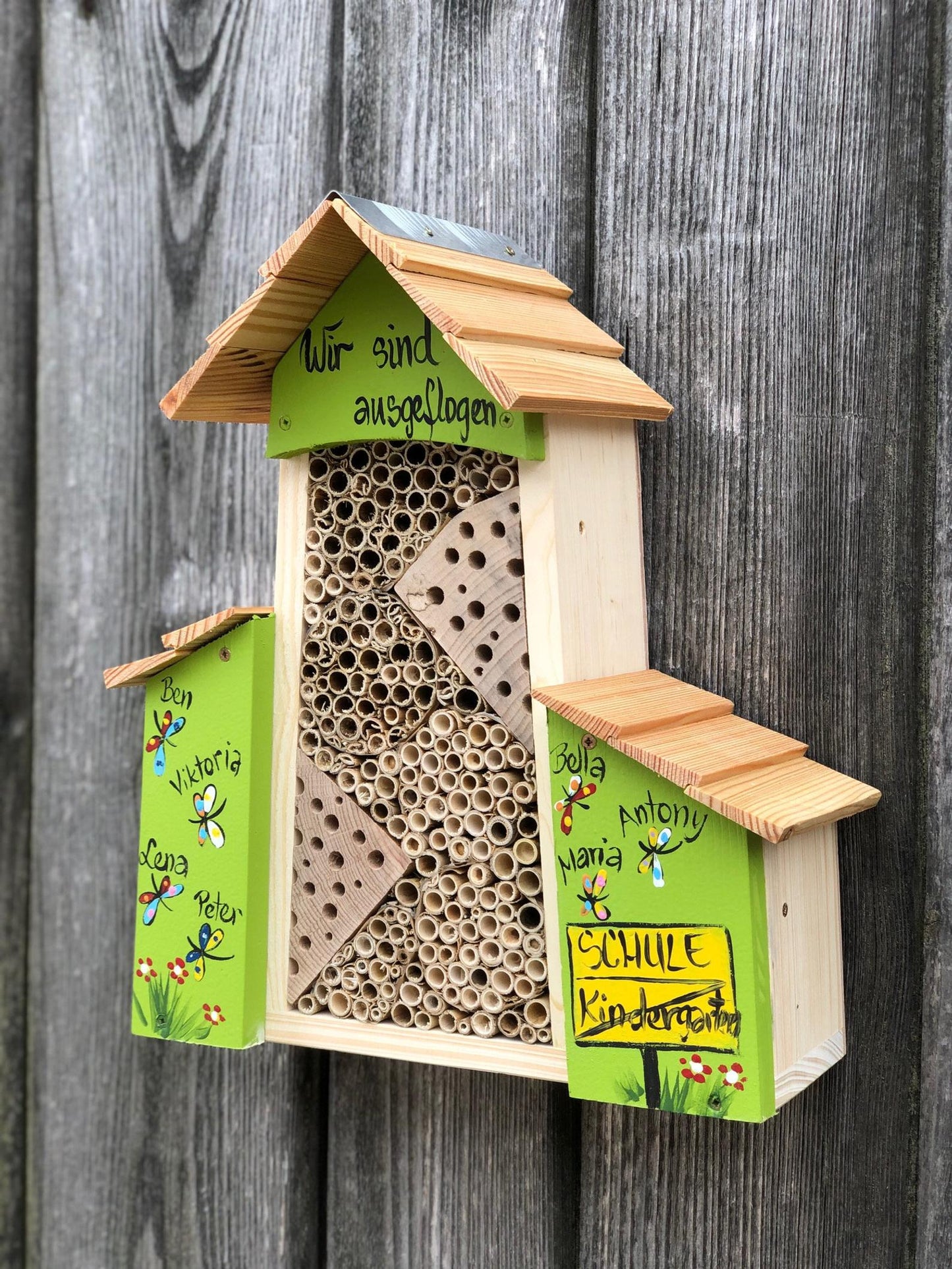 Bienenhotel groß mit Anbau kiwigrün mit Schmetterlingen personalisiert