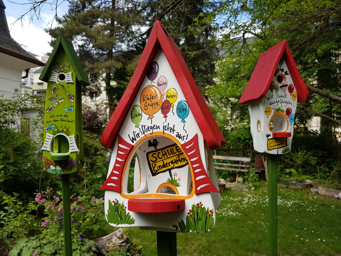 Kindergarten Abschied Geschenk - Vogelfutterhaus mit Silo & Namen + Stange zum Aufstellen