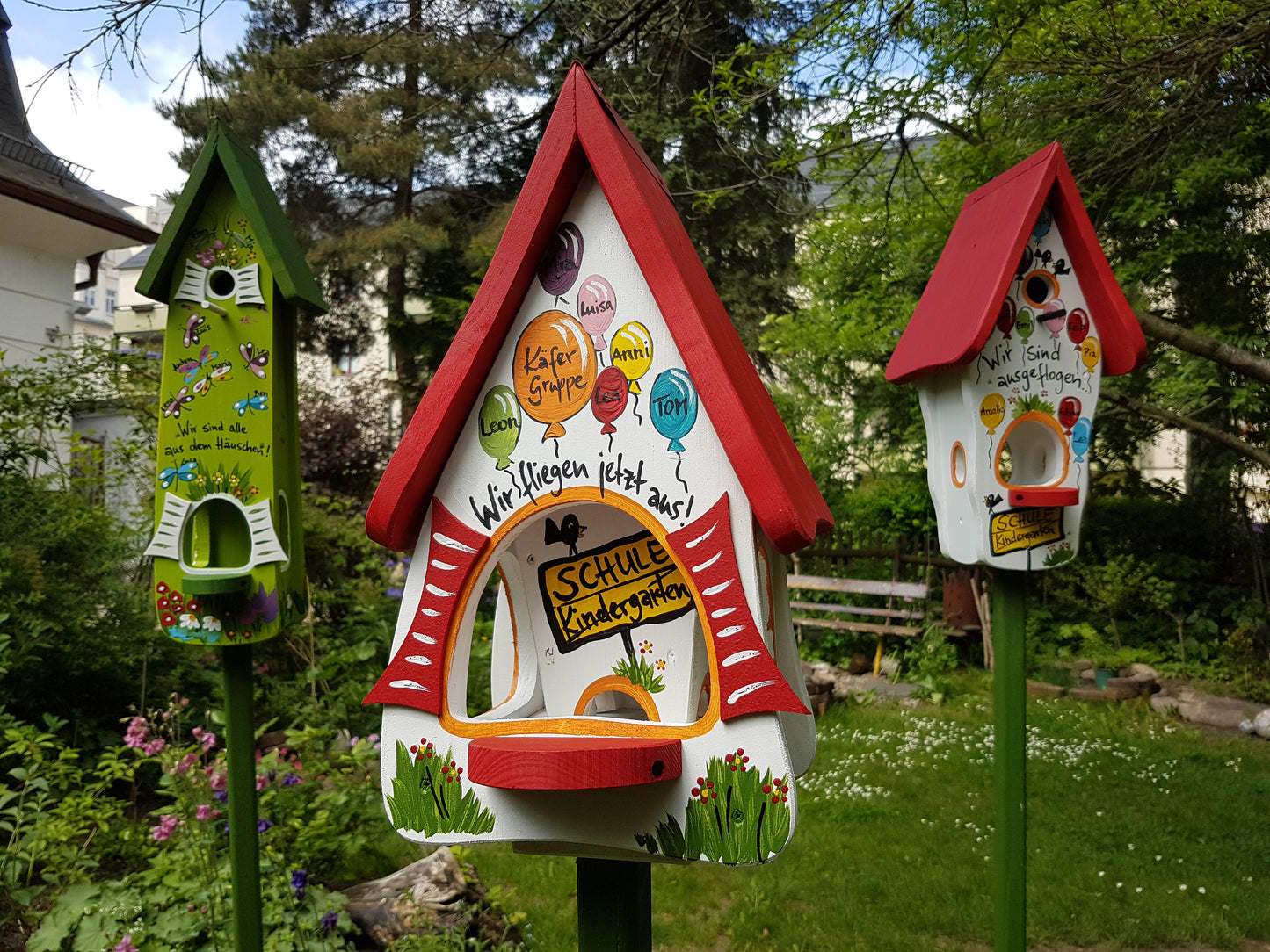Kindergarten Abschied Geschenk - Vogelfutterhaus mit Silo & Namen + Stange zum Aufstellen