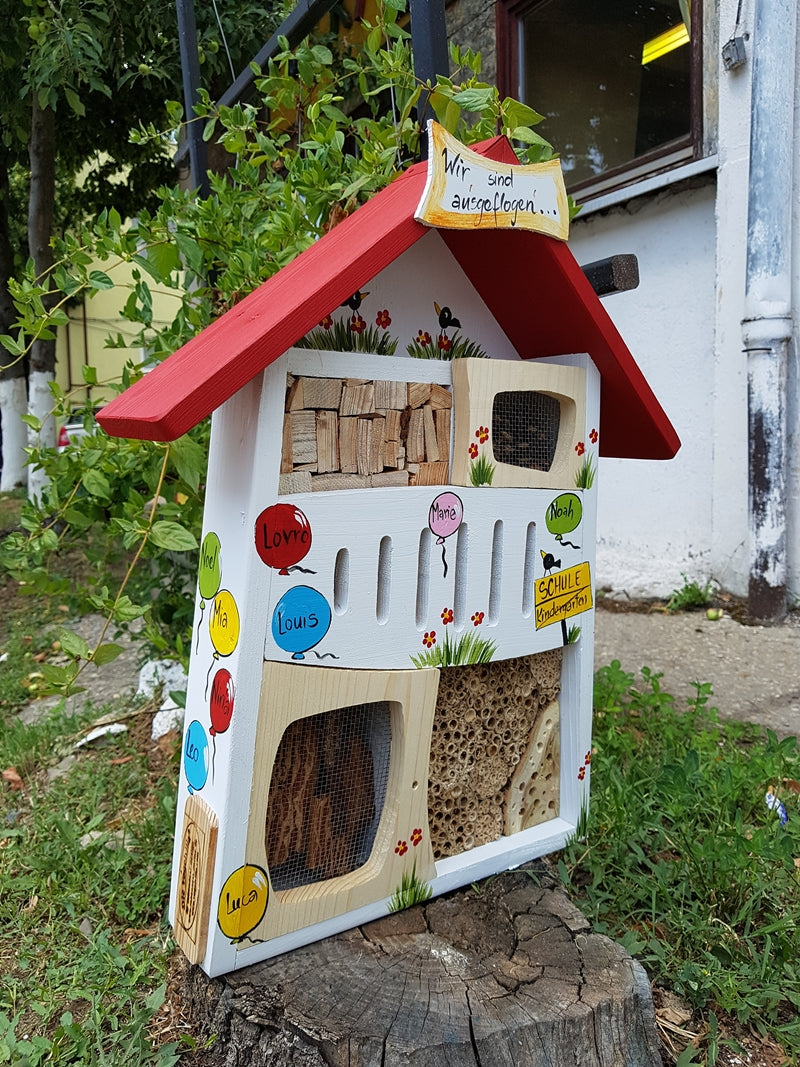 Abschiedsgeschenk Kindergarten Insektenhotel weiß mit Namen der Kinder in bunten Ballons