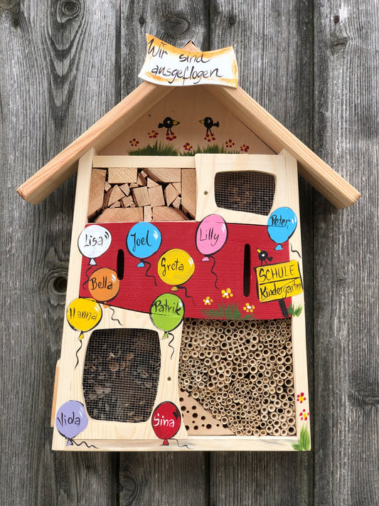 Cadeau d'adieu pour l'enseignante de maternelle : hôtel à insectes rouge avec les noms des enfants dans des ballons colorés
