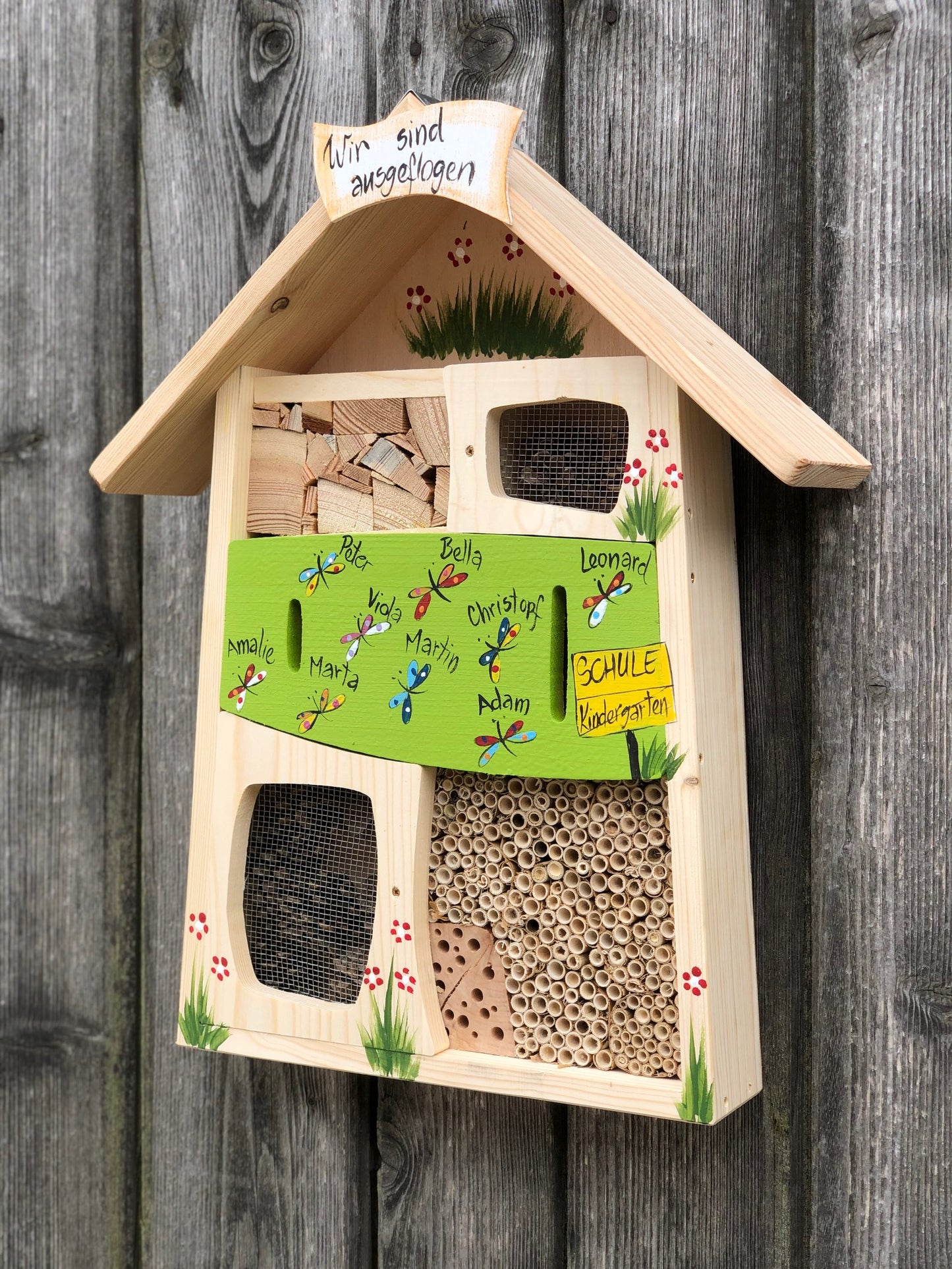 Abschied Kindergarten Geschenk Insektenhotel Kiwigrün | Namen der Kinder mit Schmetterlingen