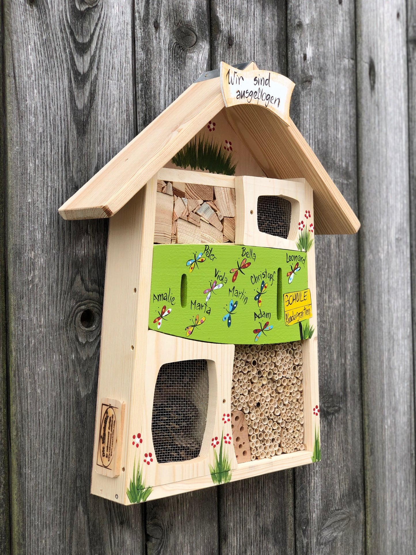 Abschied Kindergarten Geschenk Insektenhotel Kiwigrün | Namen der Kinder mit Schmetterlingen