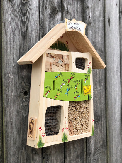 Abschied Kindergarten Geschenk Insektenhotel Kiwigrün | Namen der Kinder mit Schmetterlingen