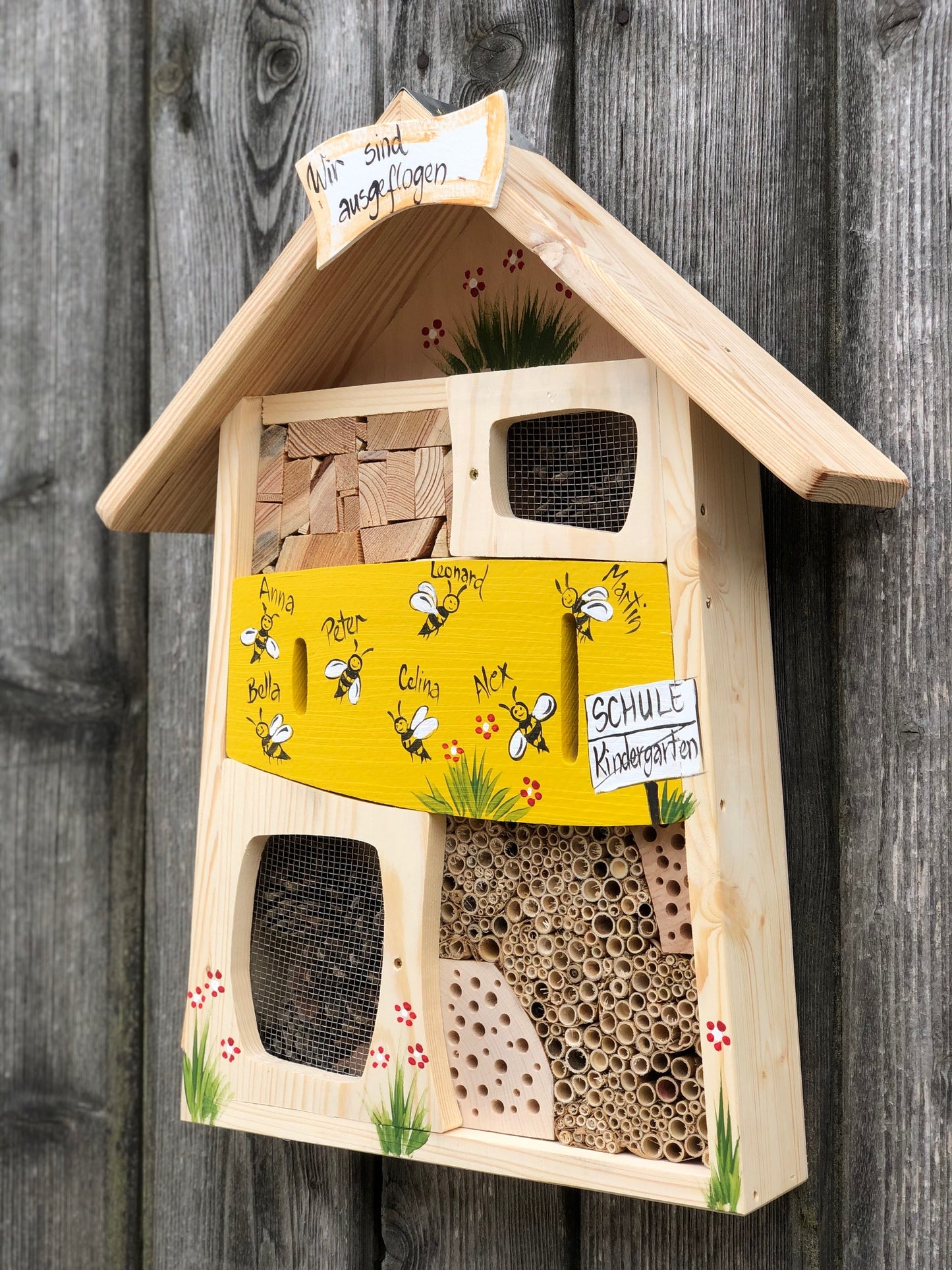 Hôtel à insectes Farewell de la maternelle Jaune | Prénoms d'enfants avec des abeilles