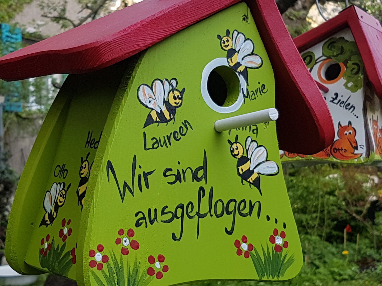 Kindergarten farewell gift - nesting box with bees to hang with hook